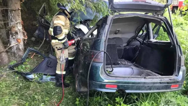 В Шуйском районе водителя и пассажира пришлось вырезать из «ВАЗа» с помощью гидравлики