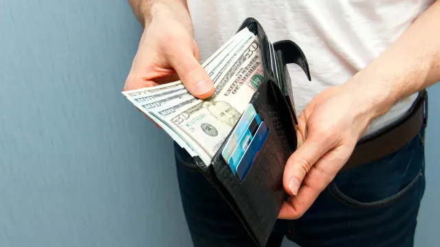 Кредиты и друзья: Как россияне выживают до зарплаты?