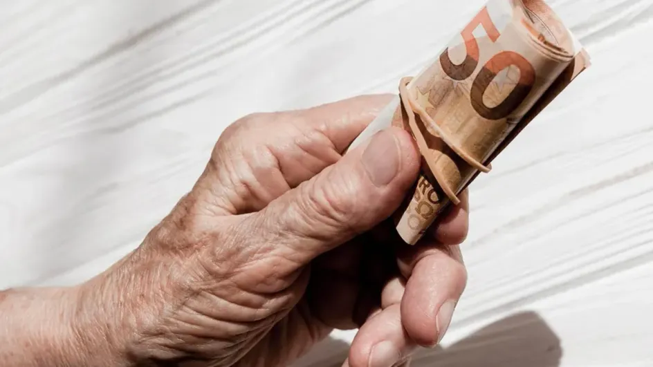 Стало известно, какой пол чаще откладывает на пенсию