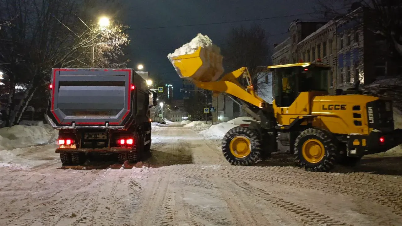 В Иванове «Доргорхоз» вывозит снег из города в ожидании циклона «Ольга»