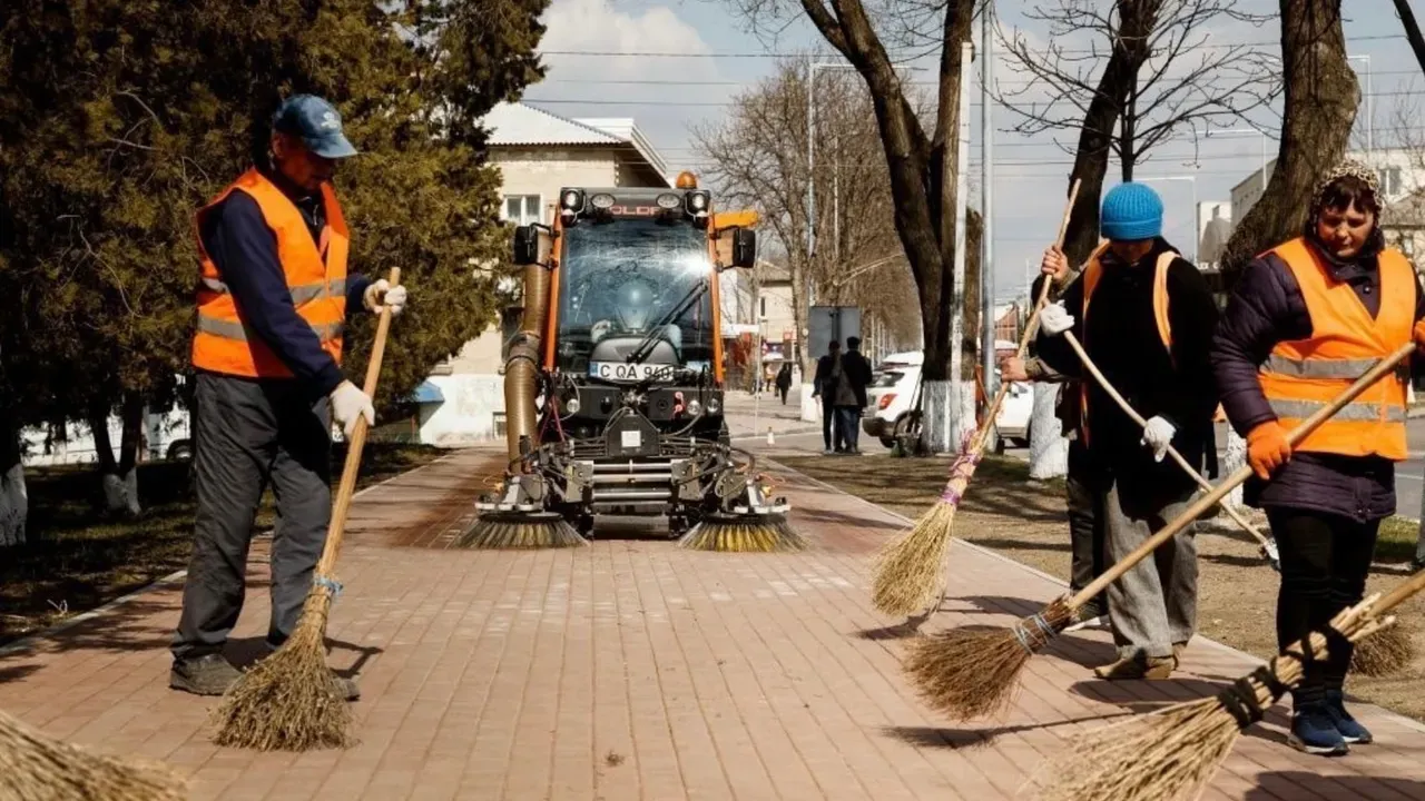 В ночь с 10 на 11 апреля в работах по уборке города были задействованы 21 единица спецтехники