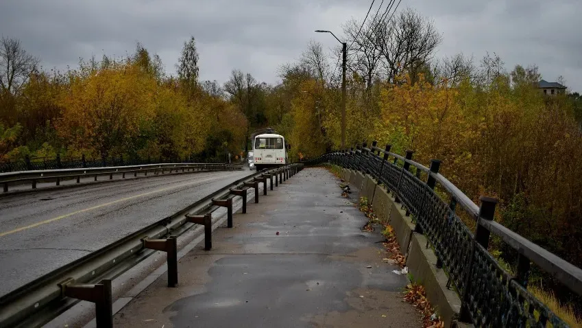 В Кинешме закрыли пешеходное движение по правому тротуару Никольского моста