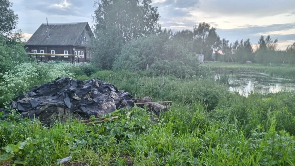 В Вичугском районе после ремонта крыши кучу битума свалили к пруду