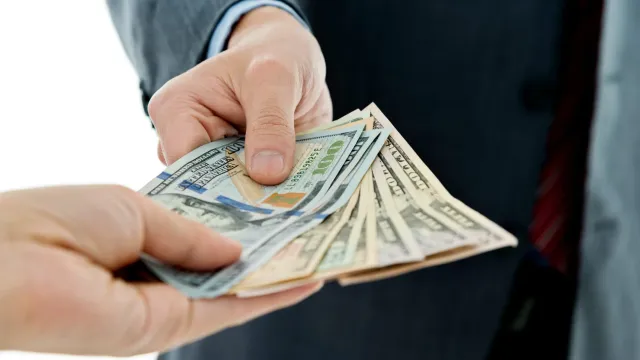 Кредиты исчезли: Россияне продают последнее в ломбард!