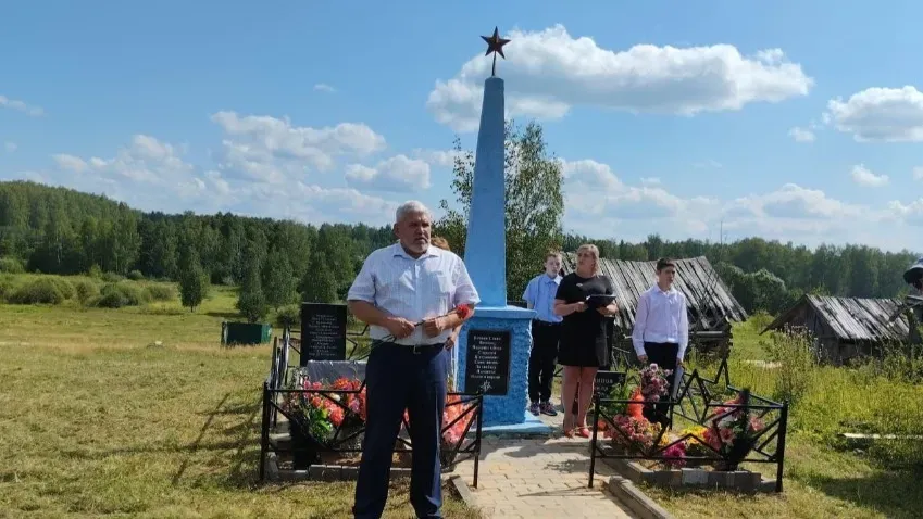 В Лежневском районе погибшему бойцу в зоне СВО установили памятник