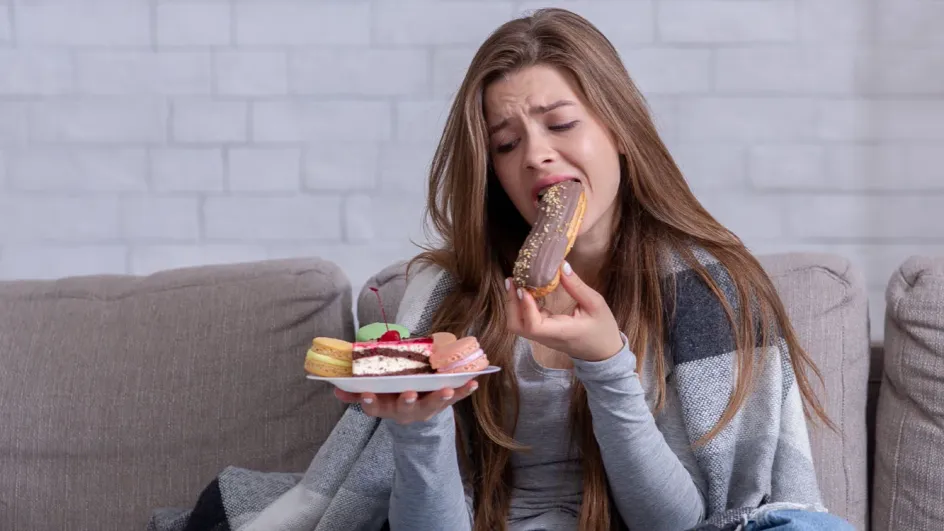 Стало известно, сколько россиян постоянно заедают стресс