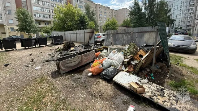 В Иванове горящий на помойке мусор повредил автомобиль