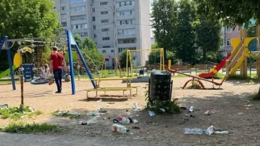 В Иванове пожаловались на состояние детской площадки на площади Меланжистов