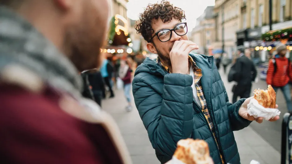 Россияне постоянно начинают есть купленные продукты, не доходя до дома
