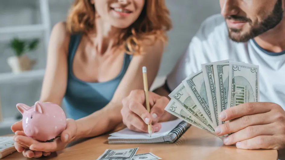 Экономист назвал плюсы и минусы оплаты домашнего труда женам