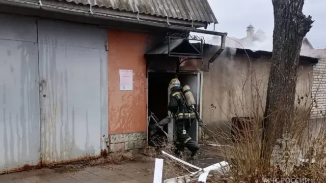 В Шуе пожарные с риском для жизни вытащили из горящего гаража баллон с газом