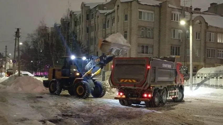 Три механизированных звена производили вывоз снега из Иванова