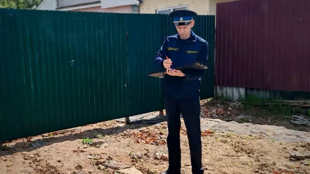 Под контролем судебных приставов в Кинешме засыпана зловонная яма