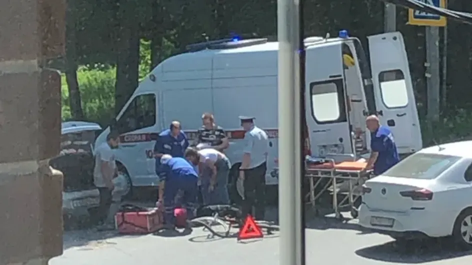 В Иванове КАМАЗ сбил велосипедиста из доставки
