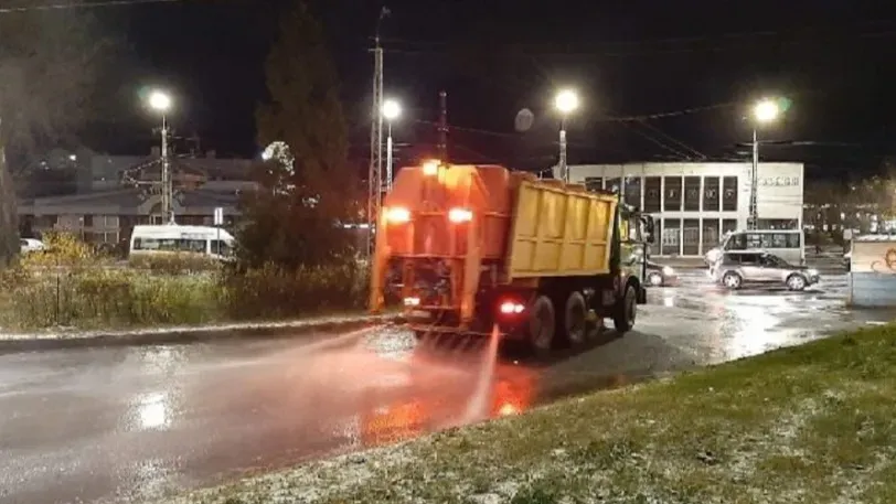 В Иванове аварийно-опасные участки дорог обработали противогололёдным рассолом