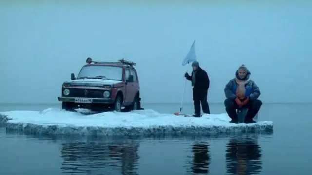 Около Юрьевца на оторвавшейся льдине дрейфует около 30 рыбаков