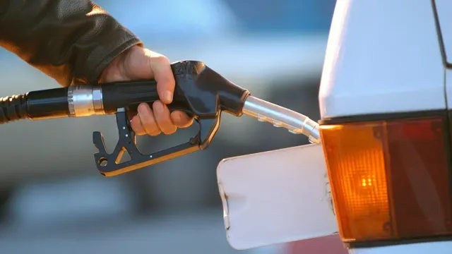 Цены на топливо заморозят: Кто за это заплатит?