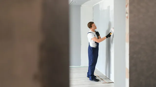 Россияне живут без обоев: Ремонт больше недоступен!