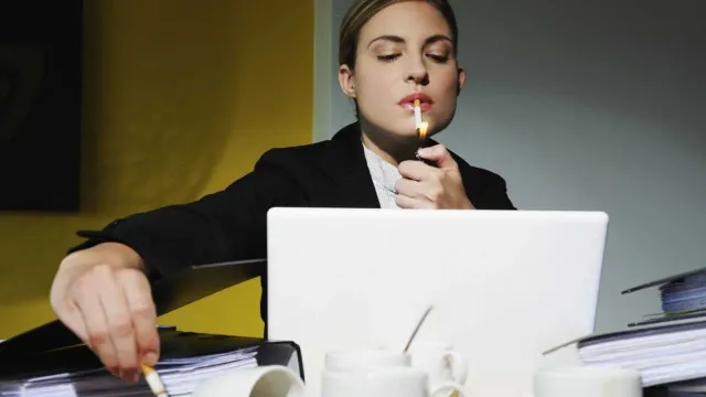 Перекуры на работе: Штрафы или увольнение?